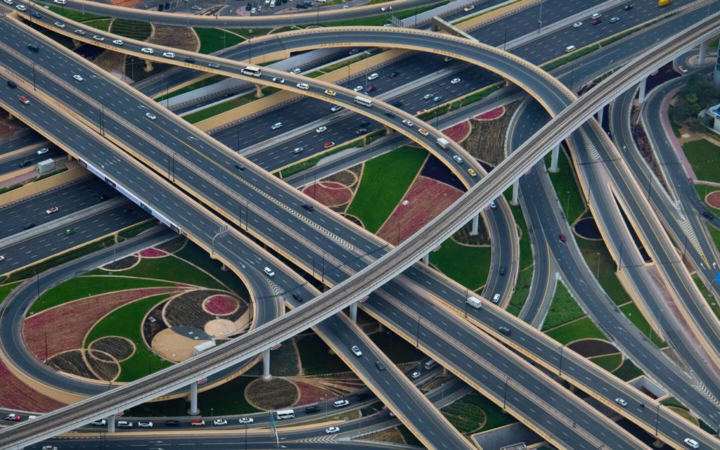 Méandre d'autoroutes avec camion et voiture