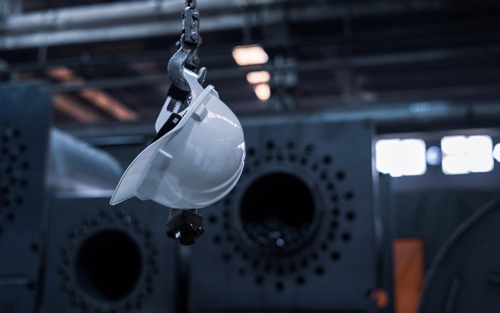 Photo casque dans un bâtiment industriel
